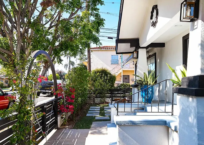 Immaculate 3Bdr Bungalow - 5-Min Walk To Beach